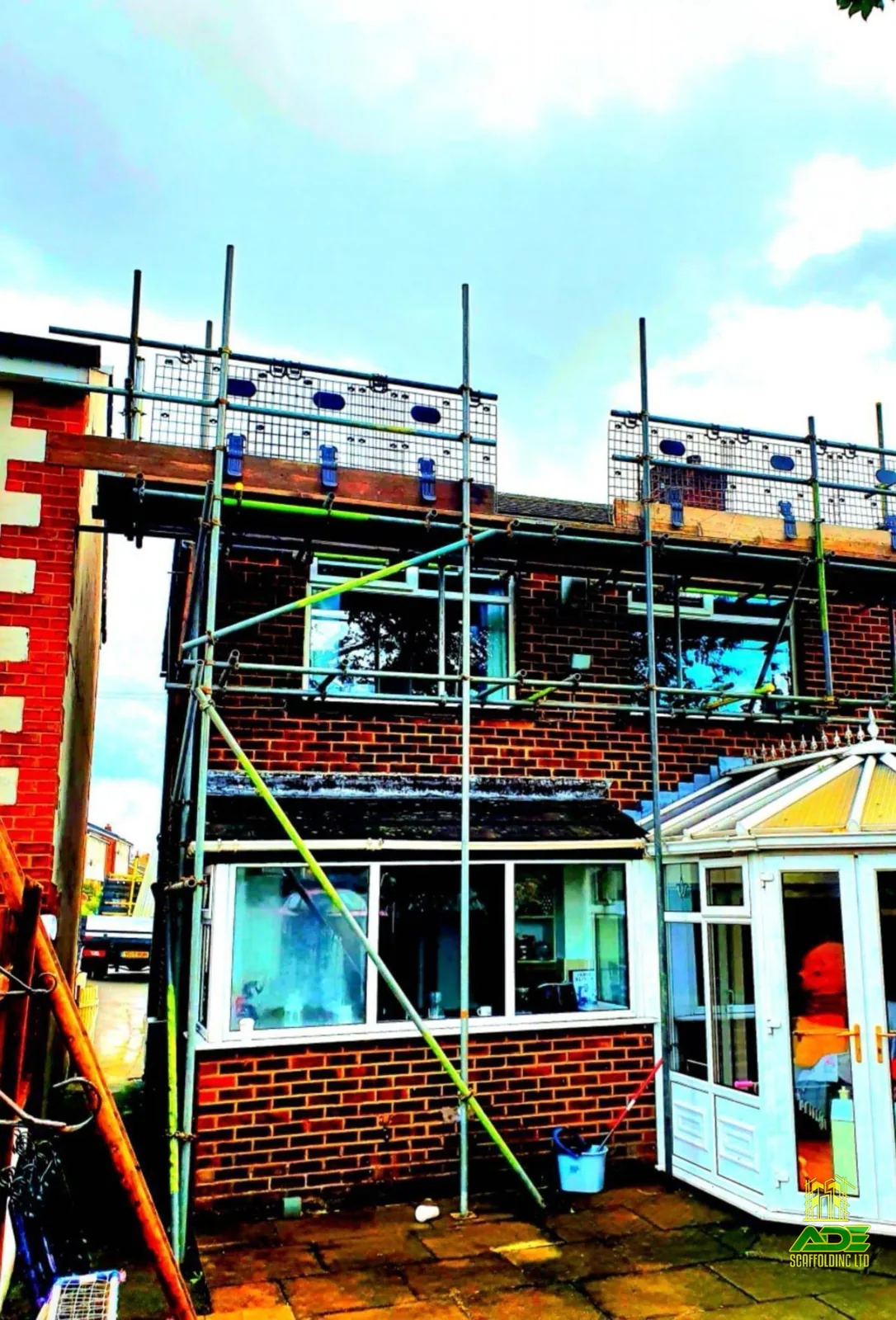 Eaves-level scaffold on a new-build semi with conservatory clear