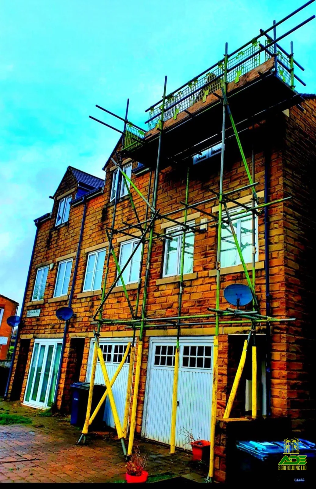 Four-lift scaffold on a three-storey new-build townhouse